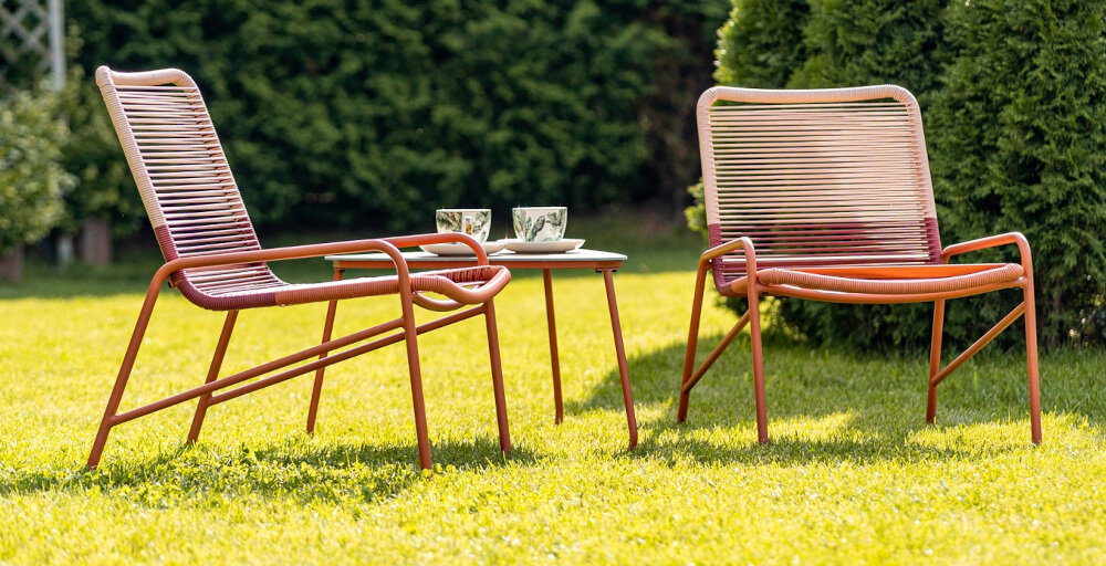 Zestaw mebli ogrodowych MIRPOL Vichy Łososiowy oryginalnie zaprojektowane krzesła wymiary 67 x 58 x 74 cm optymalnie wyprofilowane oparcia wygodny odpoczynek