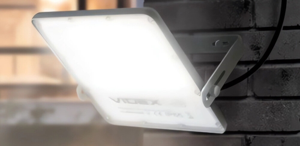Naświetlacz LED VIDEX VLE-FSO-1005 z panelem solarnym zintegrowane zrodlo swiatla jasnych diod LED moc 100 W szklo naturalna biel strumien swietlny 2800 lm