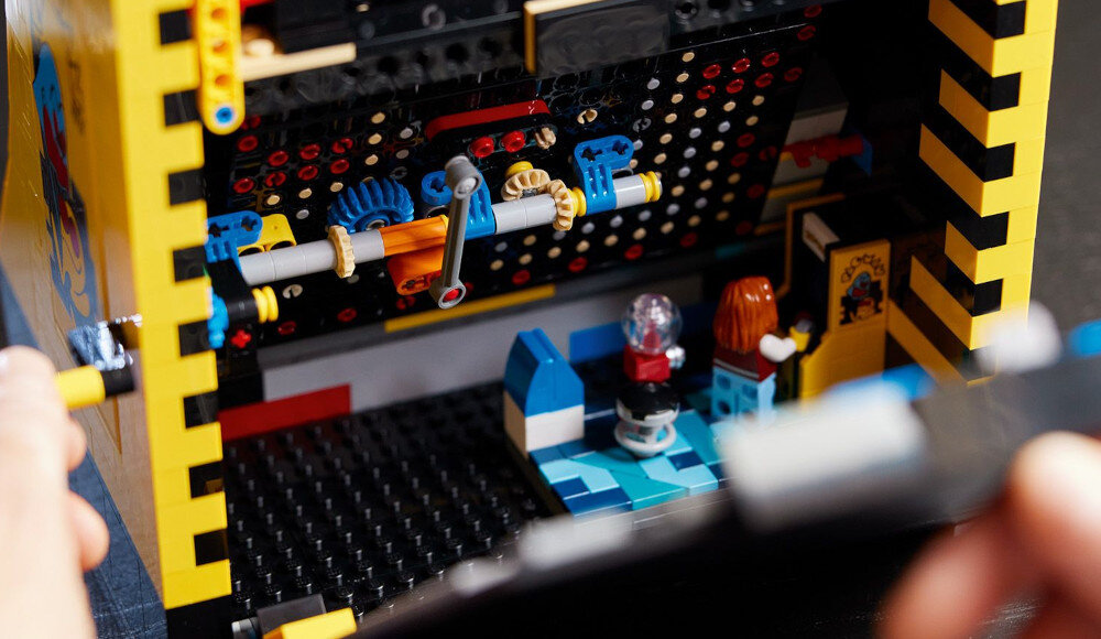 KLOCKI LEGO ICONS AUTOMAT DO GRY PAC-MAN 10323 tylna część konsoli Mechanizm pościg labirymt salon gier