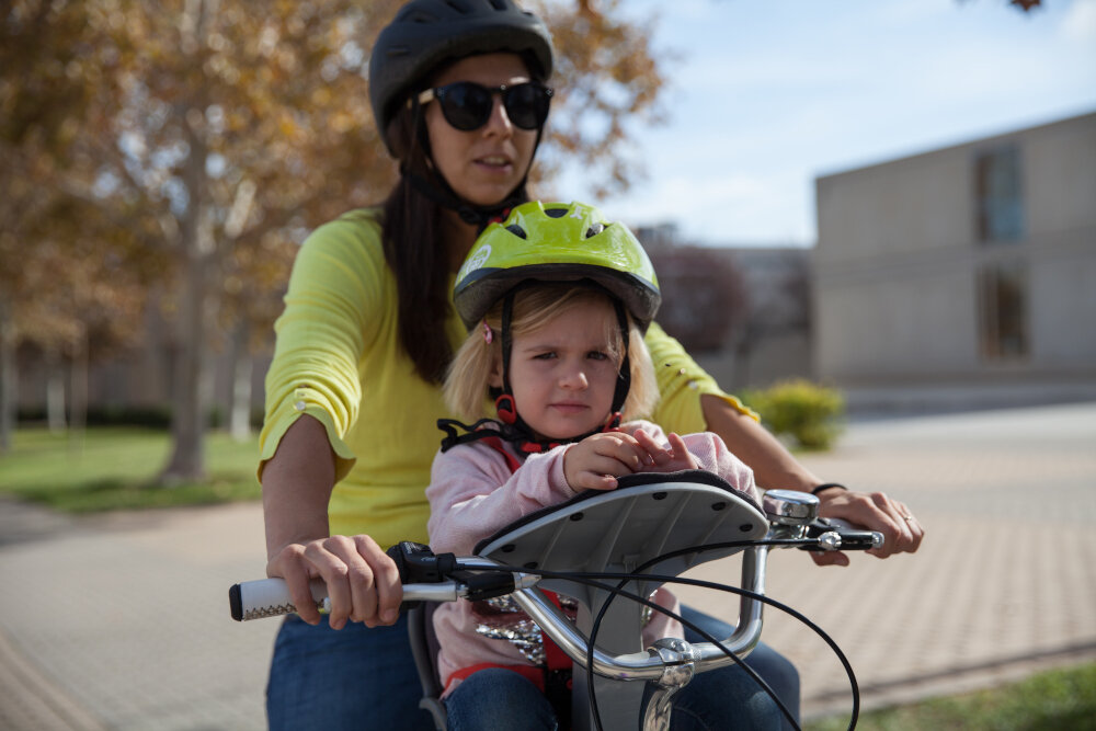 Fotelik rowerowy WEERIDE Safe Front Classic Czerwony pieciopunktowe pasy bezpieczenstwa klamra zabezpieczajaca najwyzszy poziom bezpieczenstwa dodatkowe poduszki szeroki zakres regulacji dopasowuja sie do wzrostu dziecka