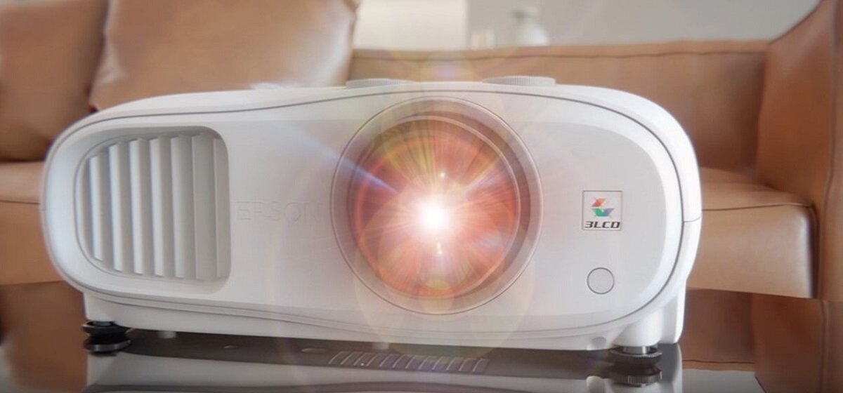 Projektor EPSON EH-TW7000 Poczuj kinowe emocje w własnym domu Zachwyci Cię doskonała jakość obrazu