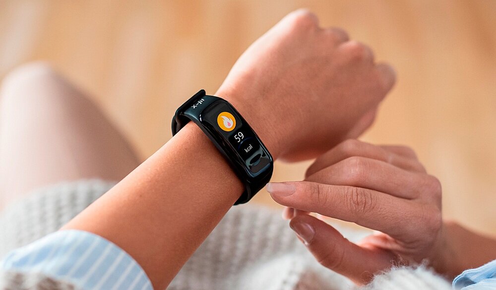 Smartwatch NICEBOY X-fit Plus  ekran bateria czujniki zdrowie sport pasek ładowanie pojemność rozdzielczość łączność sterowanie krew puls rozmowy smartfon aplikacja 
