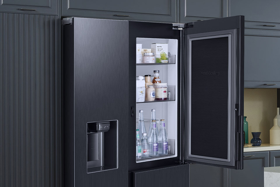 Ilustracja otwartych drzwi Food Showcase, które są jednym z najbardziej przydatnych elementów lodówki Samsung.