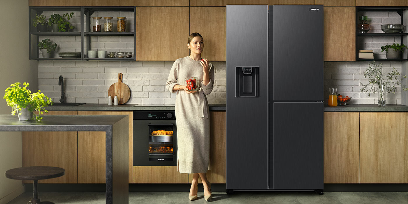 Ilustracja przestronnego pomieszczenia kuchennego z drewnianymi panelami, do którego została wstawiona lodówka Samsung RH68B8820B1. Urządzenie kupisz w sieci Media Expert.