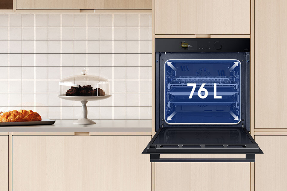 Do kuchni urządzonej w beżowych kolorach wstawiony został piekarnik parowy Samsung Steam Cook, który kupisz w sieci Media Expert. 