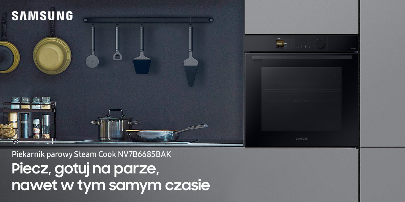 Na zdjęciu przedstawiony jest piekarnik parowy Samsung Steam Cook NV7B6685BAK. Urządzenie, które mieści się w eleganckim pomieszczeniu kuchennym, dostępne jest w ofercie Media Expert.