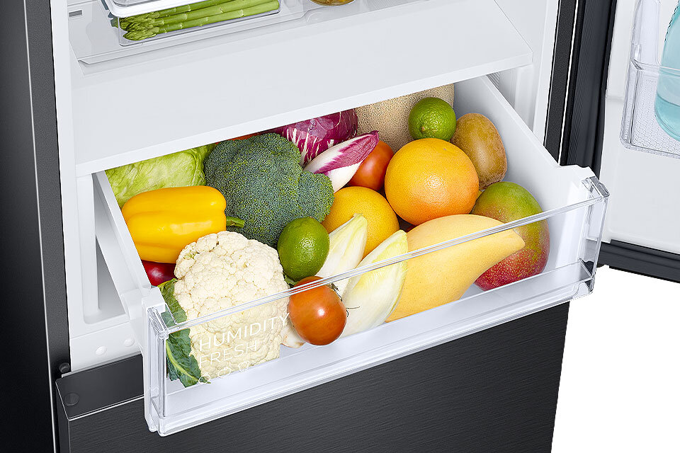 Kalafior, papryka i mango przechowywane w szufladzie dedykowanej owocom i warzywom