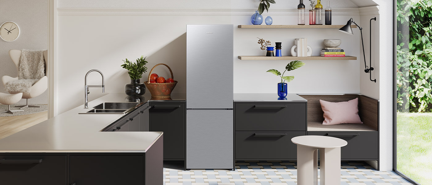 Elegancki widny salon z aneksem kuchennym widoczny na zdjęciu pokazuje dopasowanie estetyki lodówki Samsung do wnętrza współczesnego mieszkania