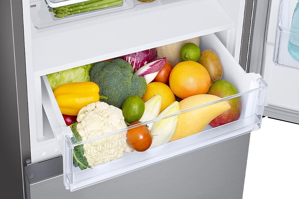 Zdjęcie pokazuje owoce i warzywa w specjalnej szufladzie do ich przechowywania
