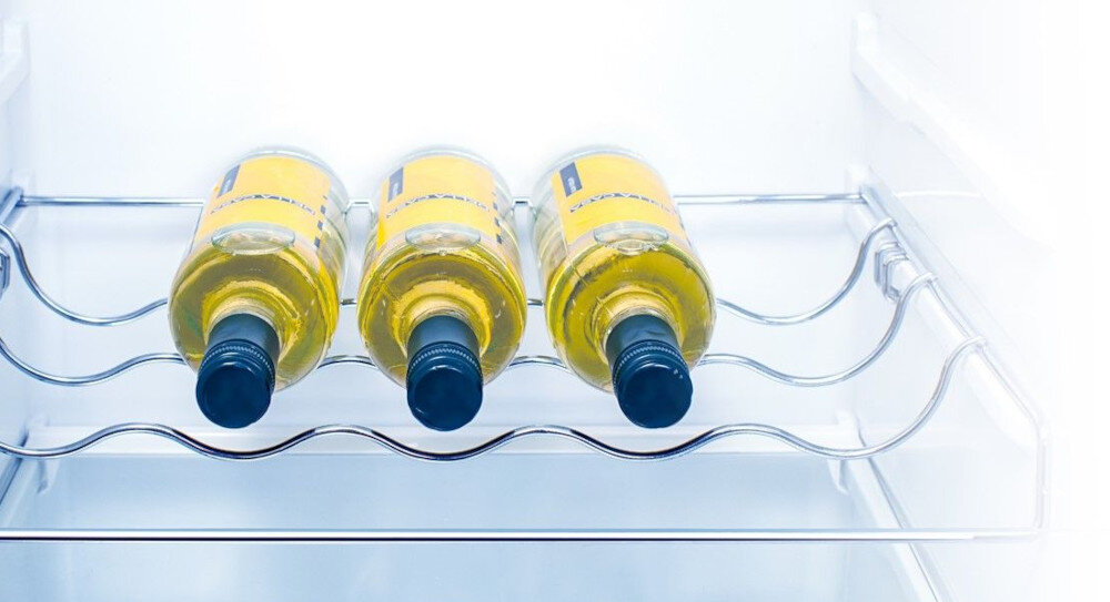 CHŁODZIARKA HISENSE RL415N4ACE chromowana półka na wino butelki
