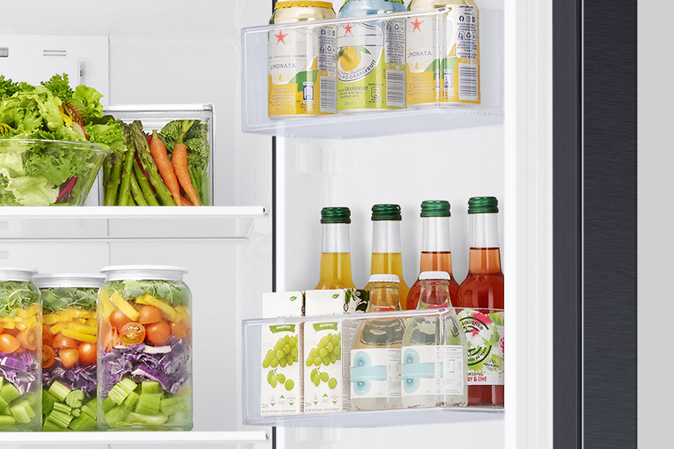 Dzięki specjalnie zaprojektowanym pojemnikom na drzwiach lodówki Samsung Multidoor, możesz wygodnie przechowywać butelki i słoiki