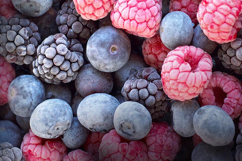 Przykładowe owoce, które mogą być przechowywane w chłodziarce Bespoke tak, by nie osadzał się na nich szron czy lód