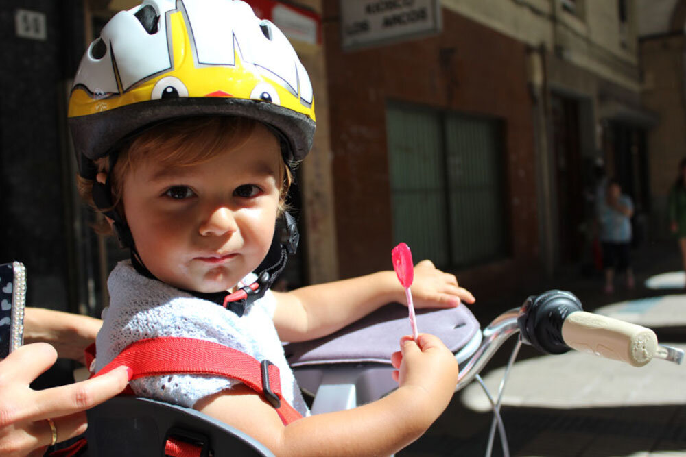Fotelik rowerowy WEERIDE Kangaroo LTD Czarno-brązowy pieciopunktowe pasy bezpieczenstwa klamra zabezpieczajaca najwyzszy poziom bezpieczenstwa dodatkowe poduszki szeroki zakres regulacji dopasowuja sie do wzrostu dziecka