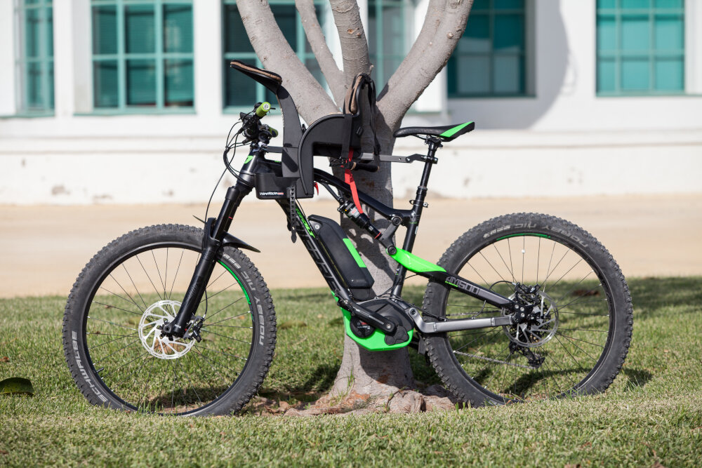 Fotelik rowerowy WEERIDE Kangaroo LTD Czarno-brązowy montaz na przedniej czesci roweru nad rama roweru z przodu pod glowka kierownicy z typu pod siodelkiem metalowy stelz specjalna nakretka