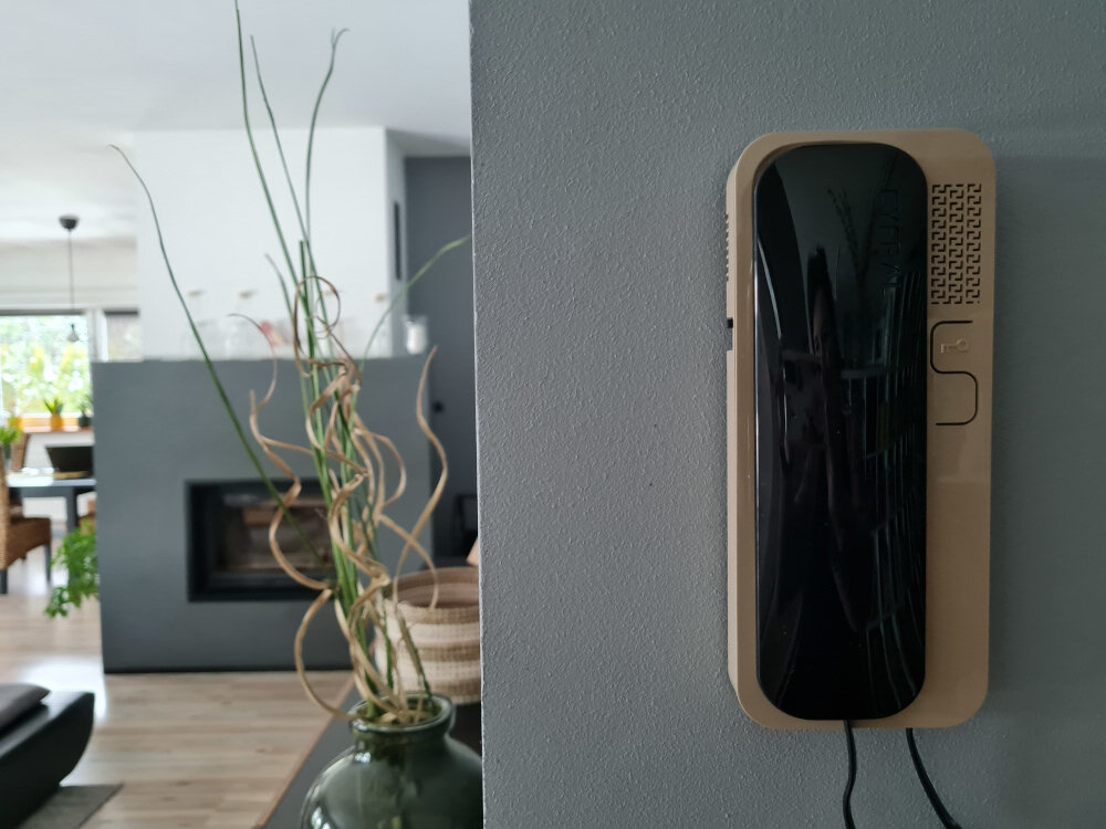 Unifon CYFRAL Smart Biało-czarny prosta obsluga jeden ruch palaca wcisnac przytrzymac przycisk na panelu glownym dezaktywacja zabezpieczenia mozliwosc wejscia do budynku