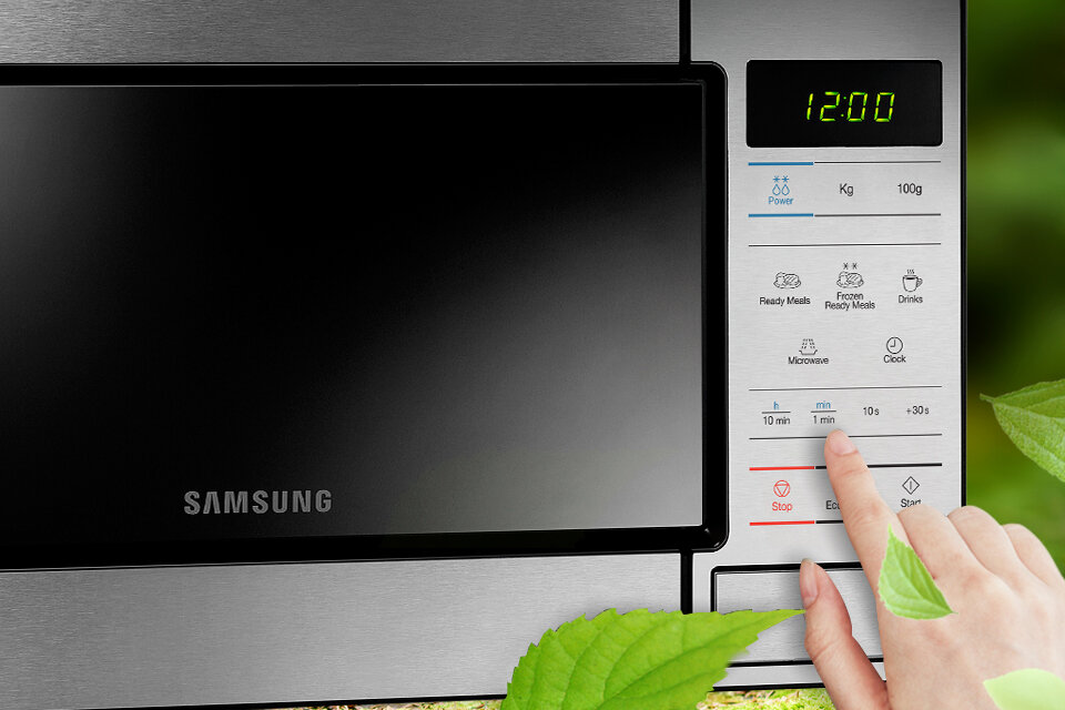 Zbliżenie na mikrofalę Samsung i jej panel sterowania