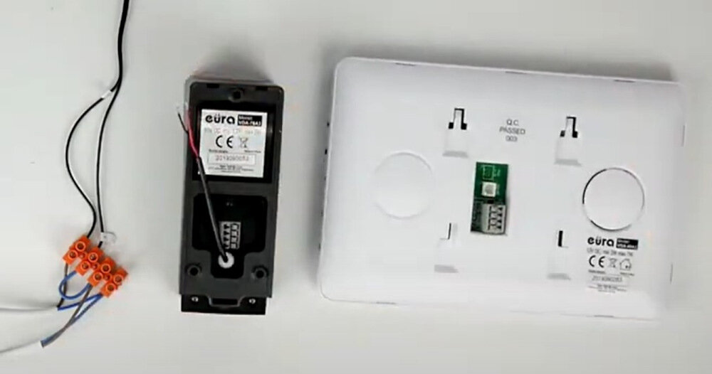 Zestaw wideodomofonowy EURA VDP-45A3 Czarny prosty montaz monitor kaseta zewnetrzna urzadzenia natynkowe 4-zylowe urzadzenia lacznosc z istniejaca instalacja elektryczna
