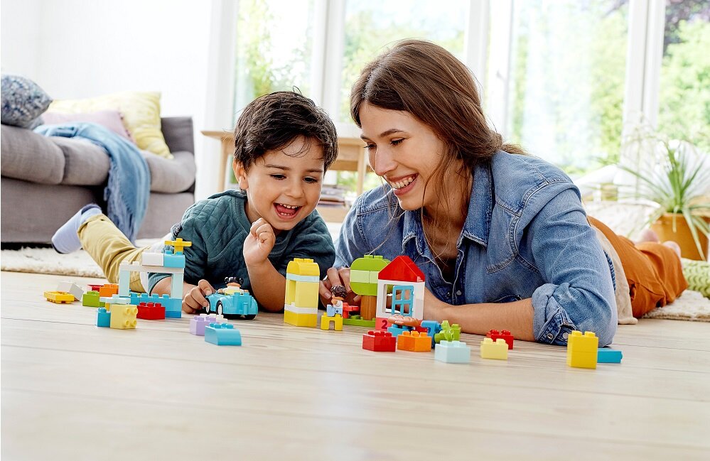LEGO Duplo Pudełko z klockami 10913 składa się z dużych elementów dla dzieci od 18 miesiąca życia