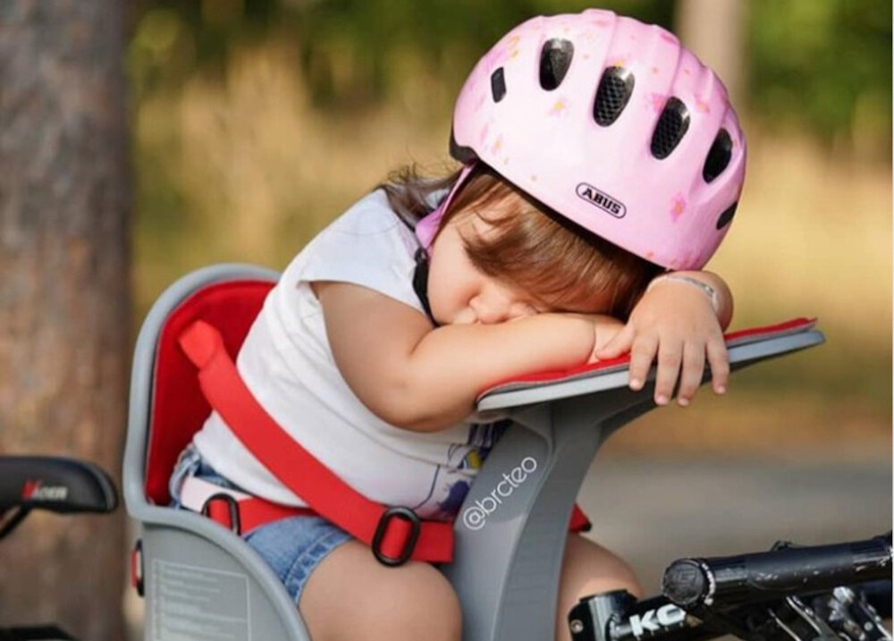 Fotelik rowerowy WEERIDE Safe Front Classic Czerwony alternatywa dla wozka specjalna podporka polozenie glowki dziecku bezpieczna drzemka