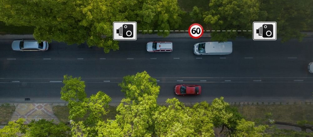 Wideorejestrator MIO Mivue 818  obiektyw rozdzielczość nagrywanie kąt zapis sensor czujnik montaż wymiary ładowanie zasilanie auto samochód rejestrowanie karta pamięć pojemność ładowarka obraz zdjęcia filmy aplikacja sterowanie 
