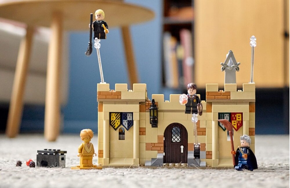 LEGO Harry Potter Hogwar Pierwsza Lekcja Latania 76395 Zachwyci każdego fana Harry ego Pottera podniebne przygody na miotłach