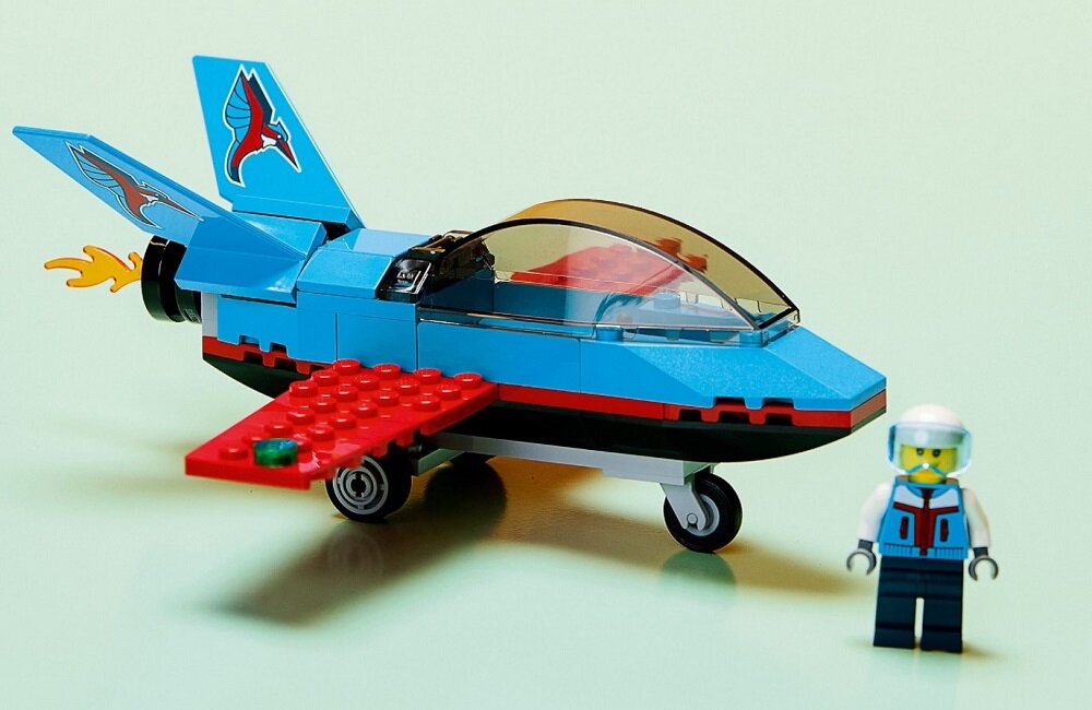 LEGO City Samolot kaskaderski 60323 Wciągająca zabawa w budowanie dla pięciolatków i starszych dzieci Samolot do wesołej zabawy składa się z 59 elementów wymiary