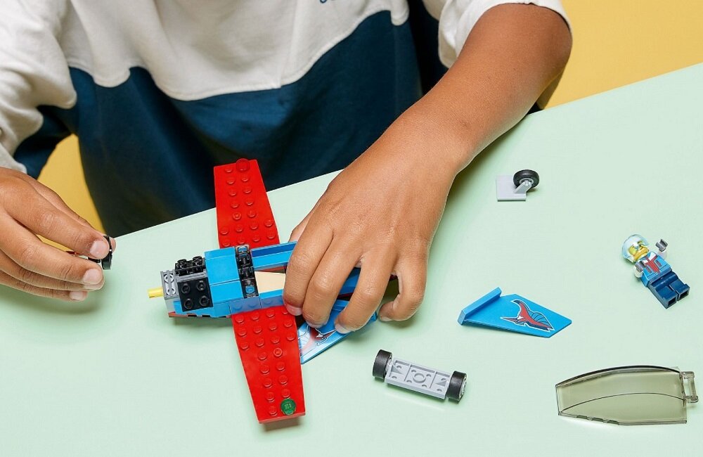 LEGO City Samolot kaskaderski 60323 Kreatywna zabawa wśród chmur