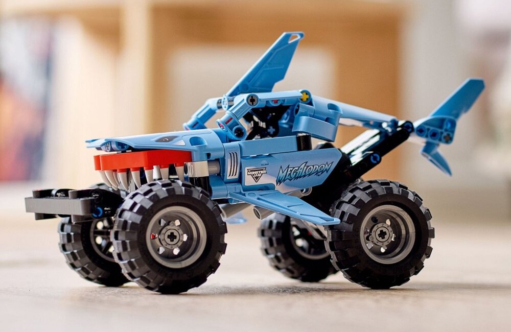 LEGO Technic Monster Jam Megalodon 42134 Dzieciom spodoba się budowanie zestawu 2 w 1 Wciągająca zabawa modelami z napędem typu pull back
