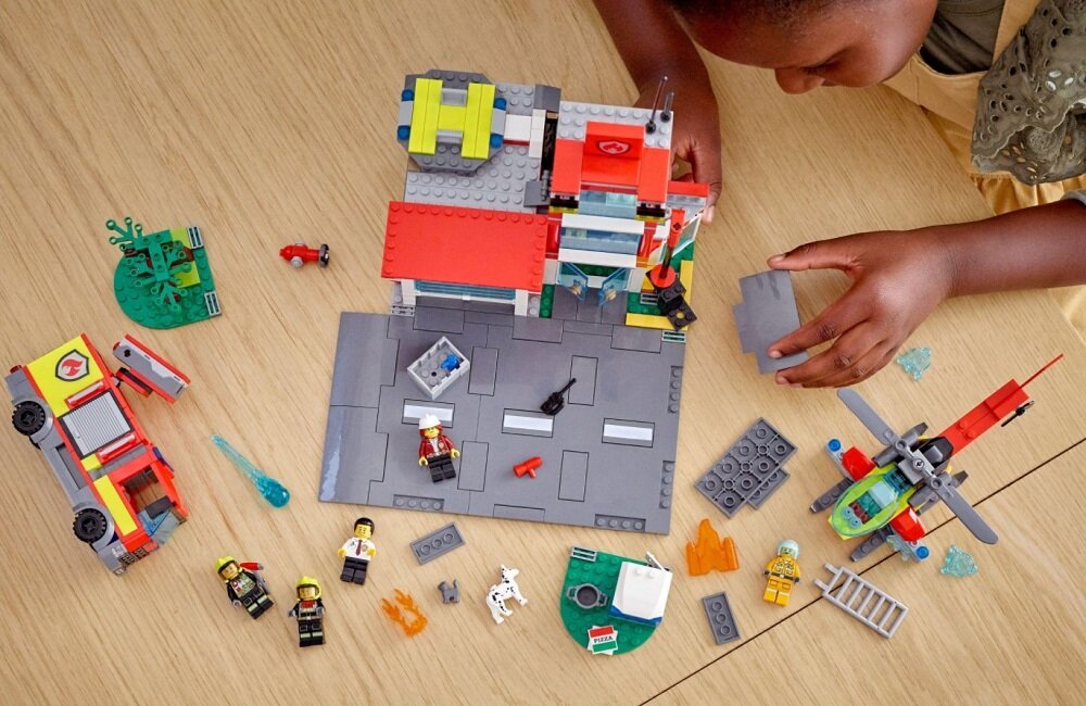 LEGO City Remiza strażacka 60320 Zabawa w budowanie specjalnie dla dzieci