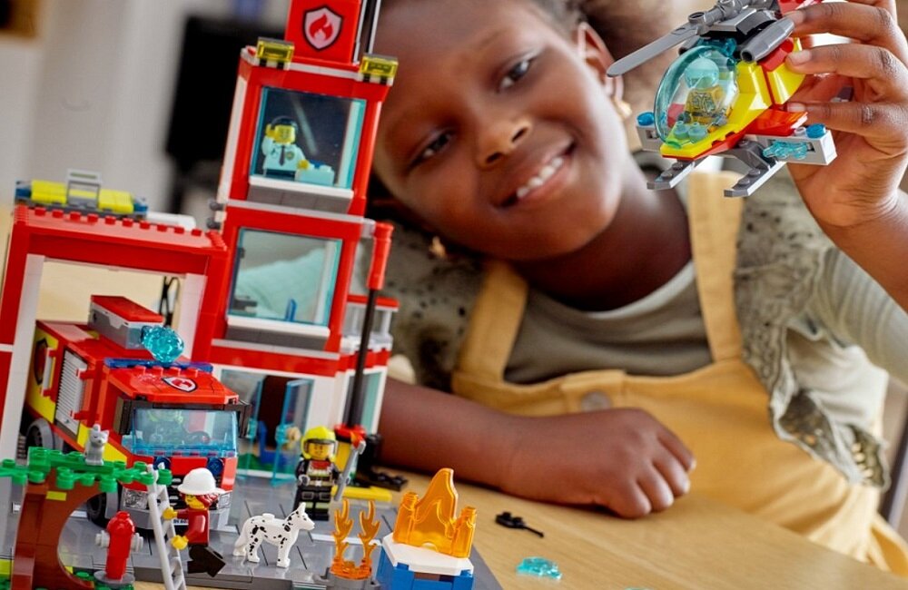 LEGO City Remiza strażacka 60320 Pomoc w rozwoju życiowych umiejętności
