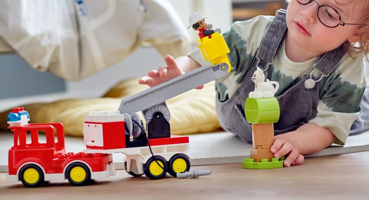 LEGO Duplo Wóz strażacki 10969 Wóz strażacki śpieszy na ratunek Wielofunkcyjny wóz strażacki z błyskającymi światłami oraz syreną