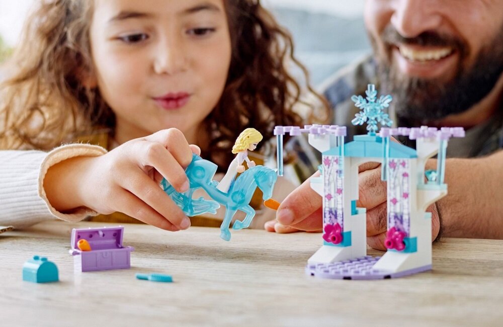LEGO Disney Elza i lodowa stajnia Nokka 43209 Rozrywka dla całej rodziny