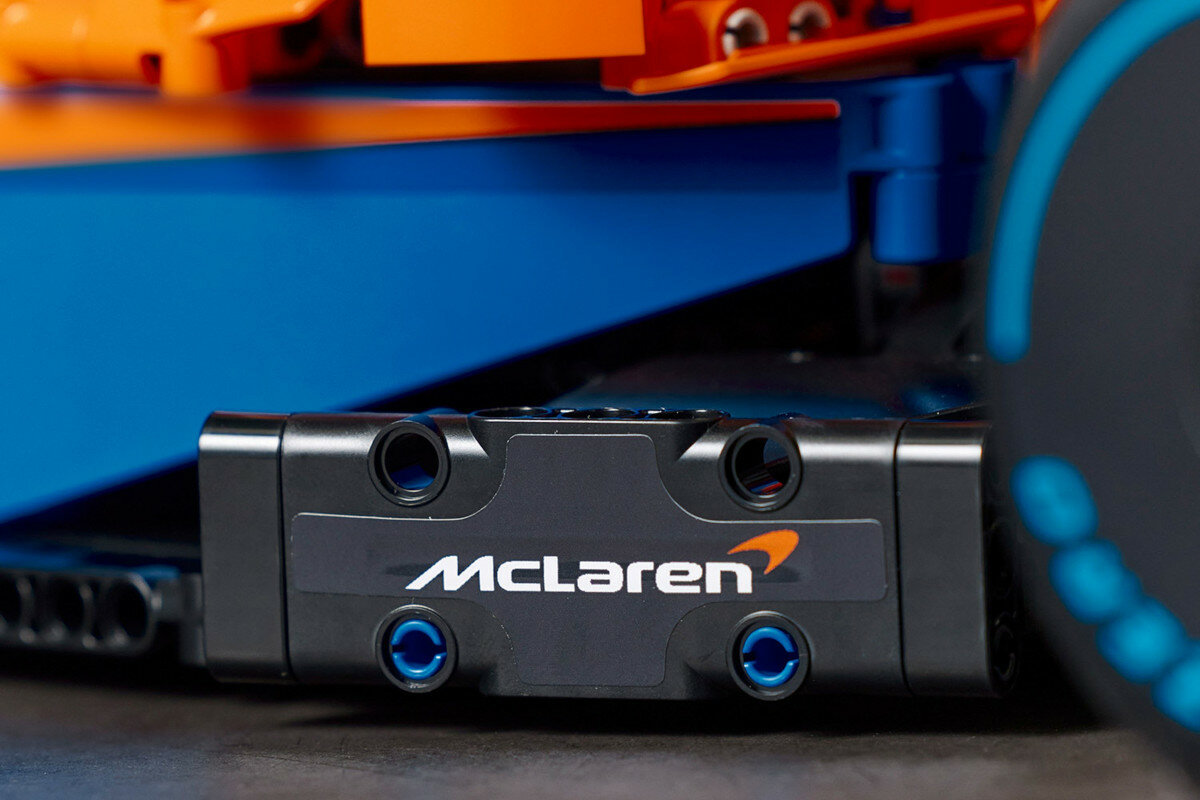 LEGO Technic Samochód wyścigowy McLaren Formula 1 42141 wspolpraca szczegolowosc