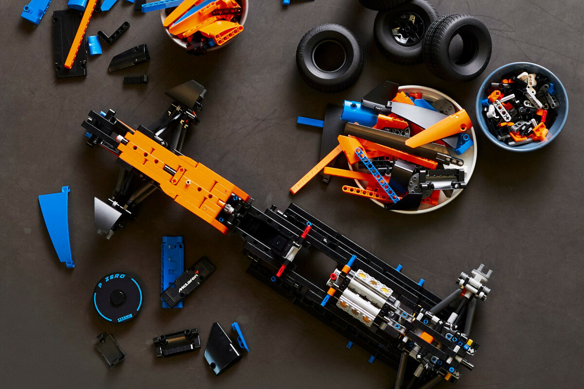 LEGO Technic Samochód wyścigowy McLaren Formula 1 42141 zawaartosc zestawu