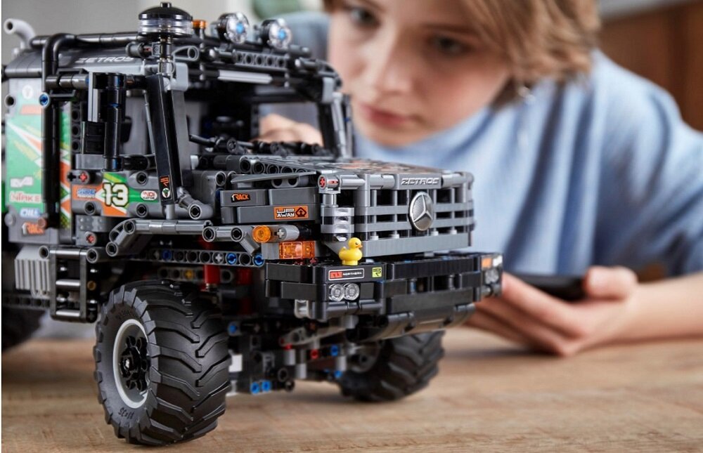 LEGO Technic Ciężarówka Mercedes Benz Zetros 42129 Autentyczne detale