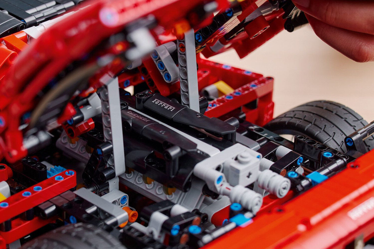 LEGO Technic Ferrari Daytona SP3 42143 silnik skrzynia biegow
