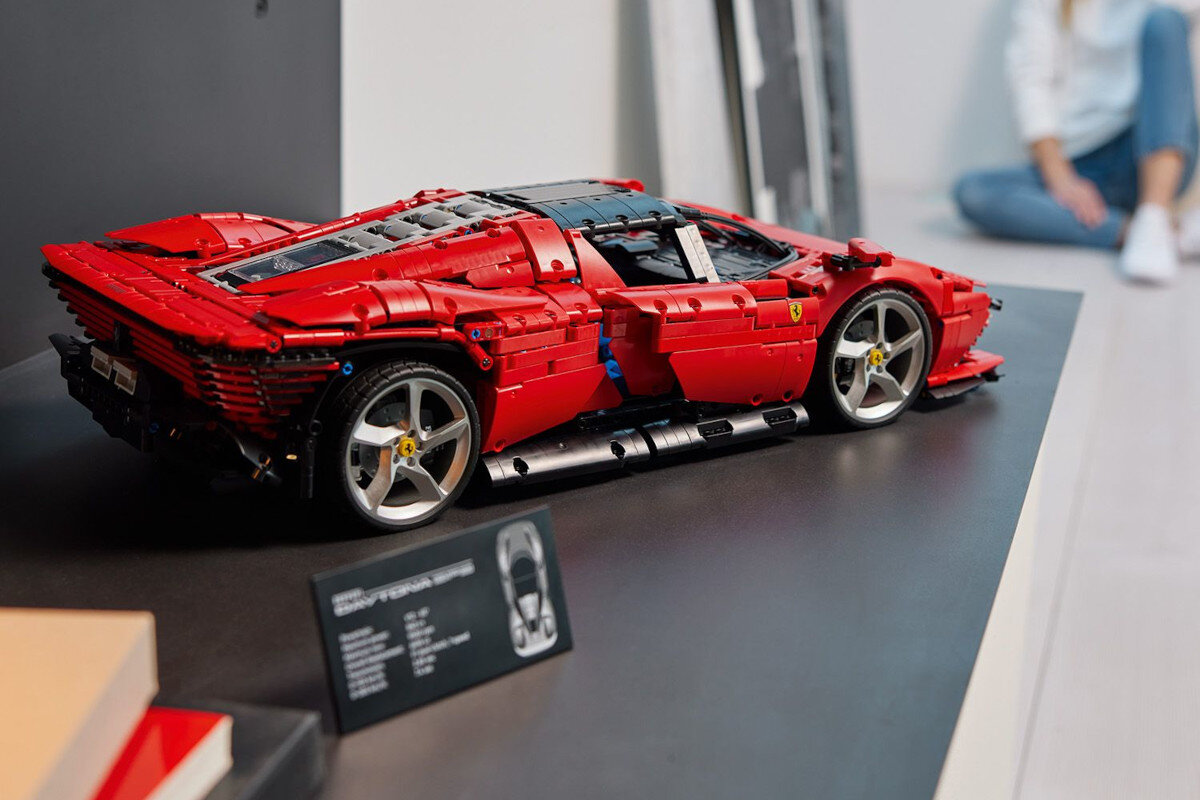 LEGO Technic Ferrari Daytona SP3 42143 replika skala