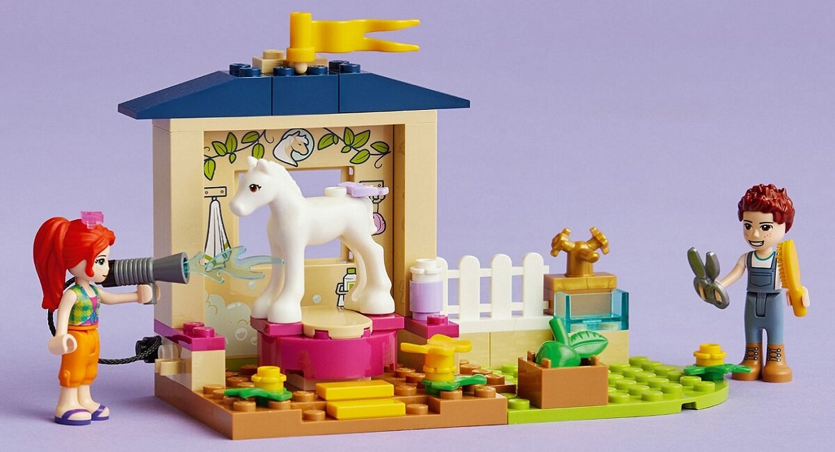 LEGO Friends Kąpiel dla kucyków w stajni 41696 Kolorowy zestaw konstrukcyjny ze stajnią