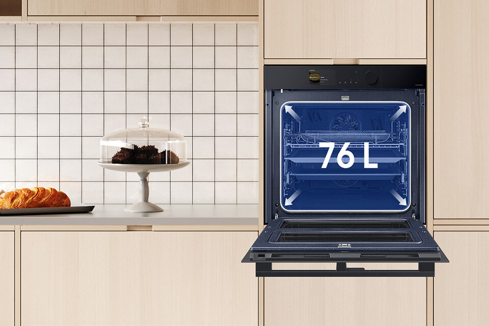 Ilustracja przedstawia pomieszczenie kuchenne w kremowych kolorach, do którego idealnie pasuje piekarnik parowy Samsung
