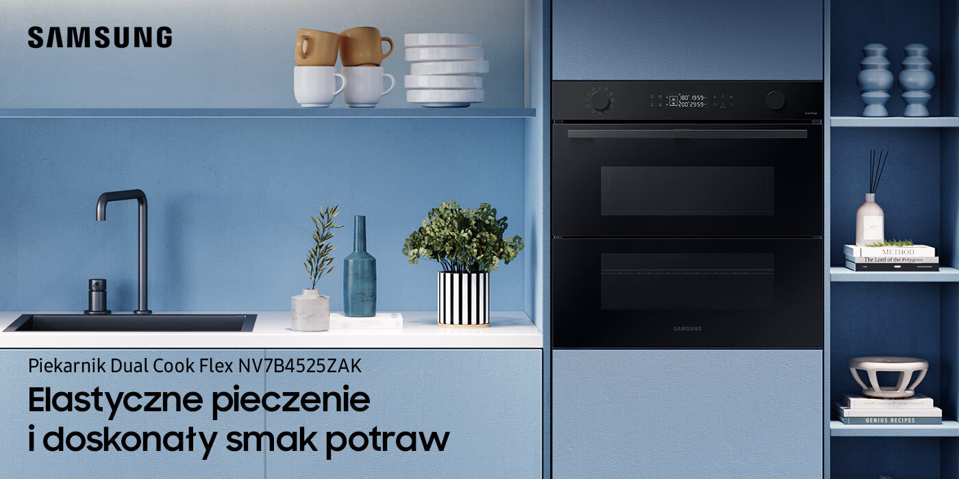 Na zdjęciu w niebieskiej zabudowie kuchennej prezentowany jest piekarnik Samsung Dual Cook Flex NV7B4525ZAK znajdujący się w ofercie sklepów Media Expert