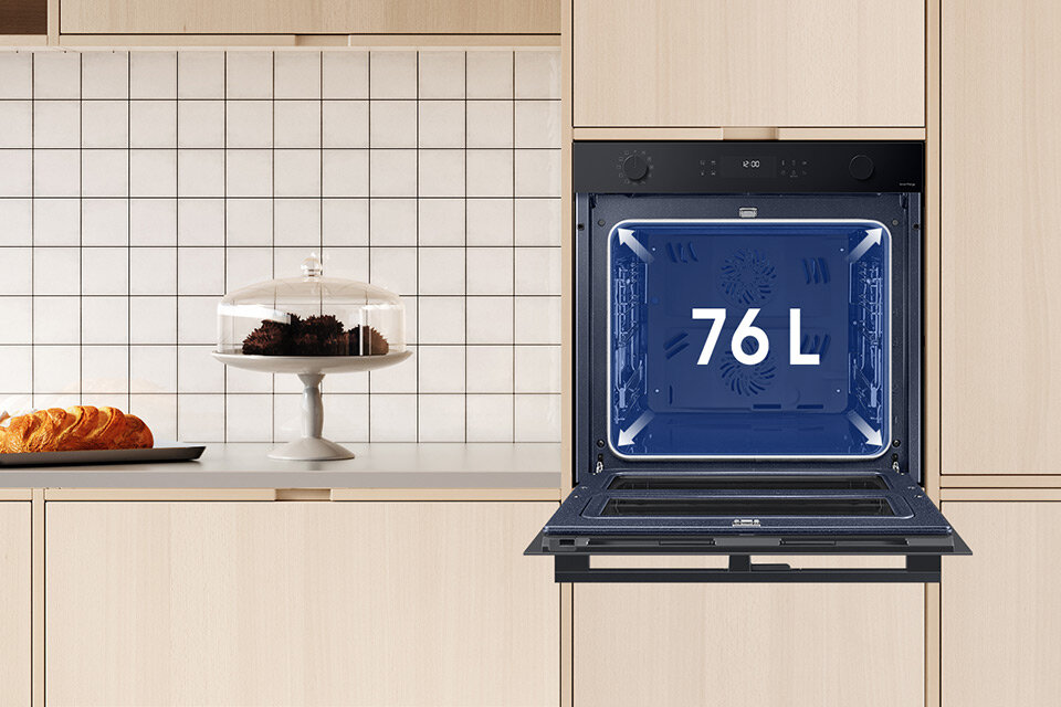 Na zdjęcie piekarnika Samsung NV7B4525ZAK w zabudowie meblowej naniesiono grafikę informującą o pojemności komory wynoszącej aż 76 litrów