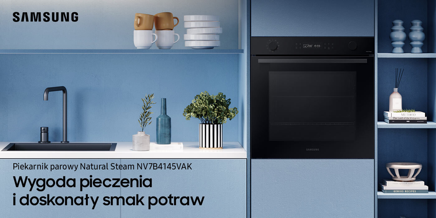 Ilustracja przedstawia piekarnik Samsung o numerze NV7B4145VAK, który posiada funkcję Natural Steam. Urządzenie, które zostało wstawione do minimalistycznego błękitnego pomieszczenia, kupisz w sieci Media Expert.