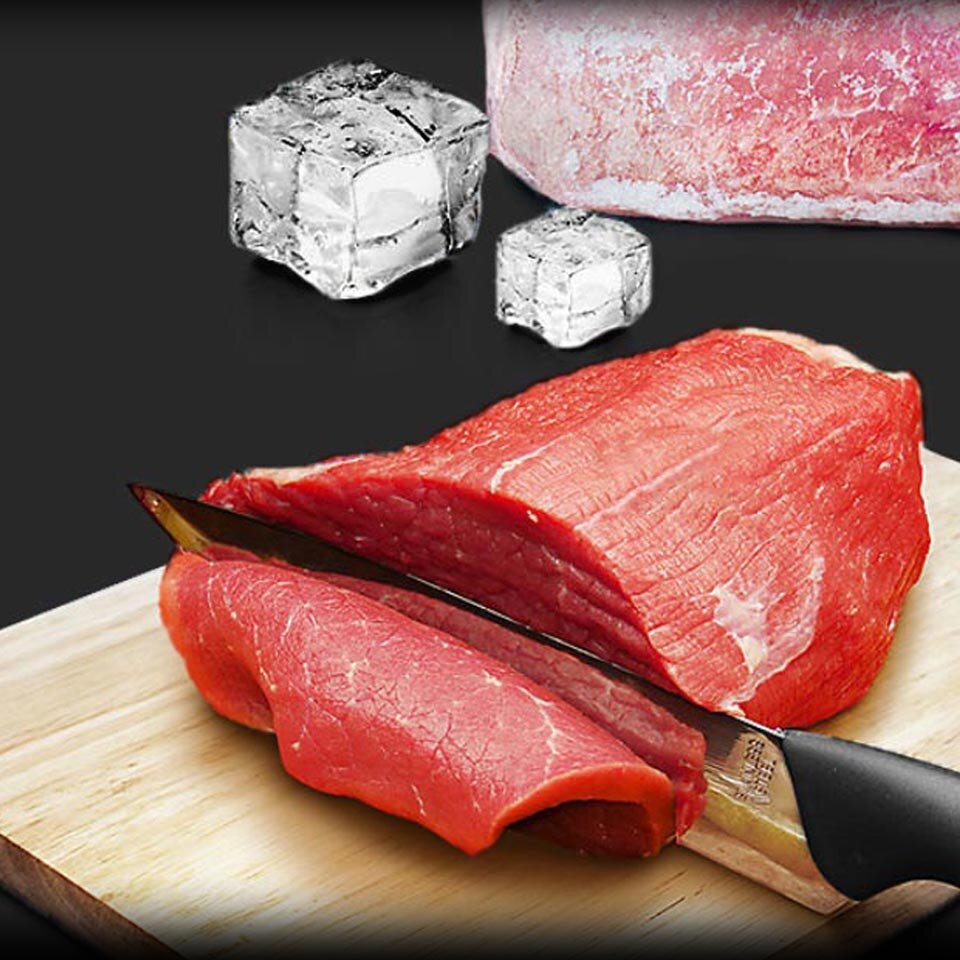 Automatyczne rozmrażanie zostało zilustrowane za pomocą zdjęcia świeżo rozmrożonego mięsa podczas krojenia