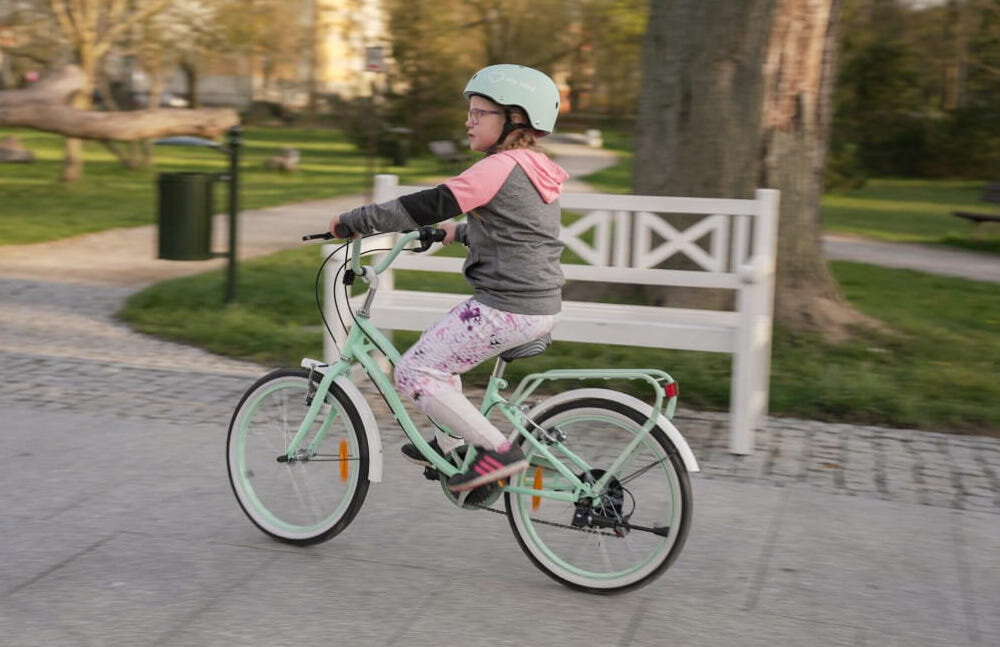 Rower dziecięcy SUN BABY Heart Bike 20 cali dla dziewczynki Miętowy koła 20-calowe aluminiowe obręce błotniki w miętowym kolorze regularne sprawdzanie ciśnienia powietrza wartość na bocznej części opony