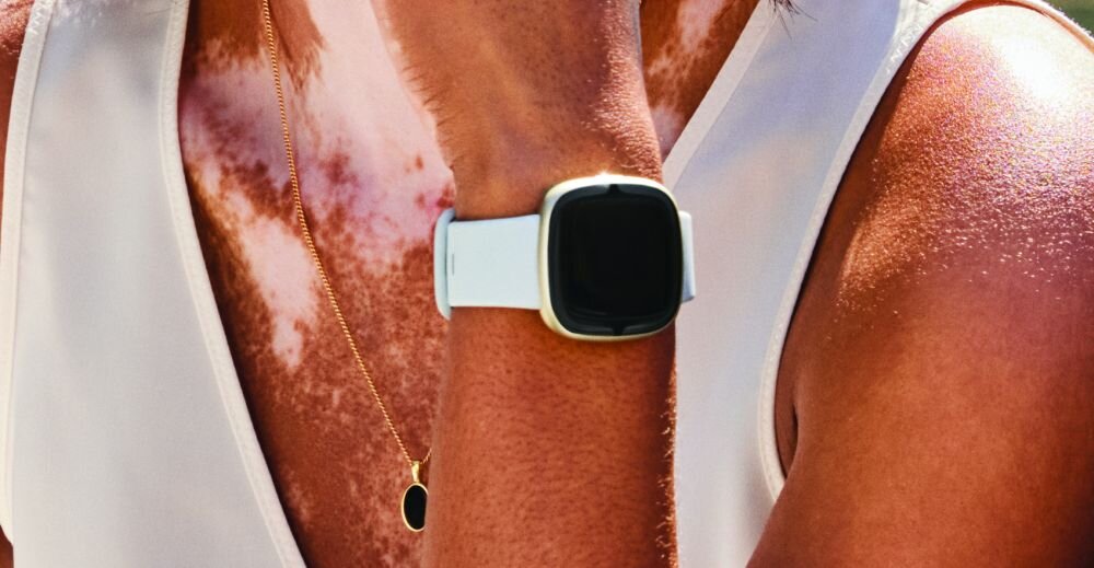 Smartwatch FITBIT Sense 2  ekran bateria czujniki zdrowie sport pasek ładowanie pojemność rozdzielczość łączność sterowanie krew puls rozmowy smartfon aplikacja 