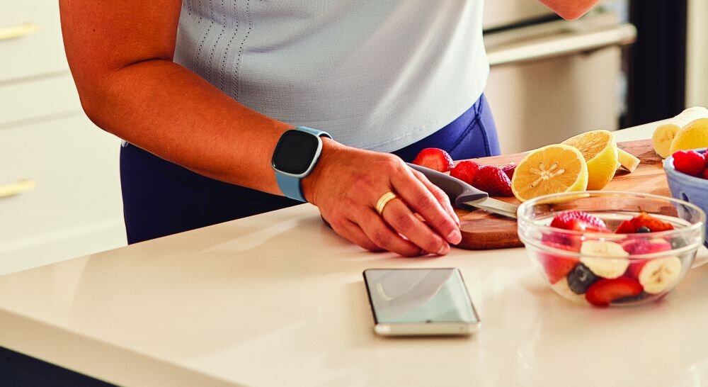 Smartwatch FITBIT Versa 4  ekran bateria czujniki zdrowie sport pasek ładowanie pojemność rozdzielczość łączność sterowanie krew puls rozmowy smartfon aplikacja 