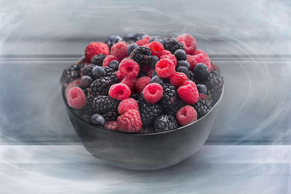 Miseczka z owocami przechowywanymi w lodówce – na malinach i jeżynach nie ma szronu czy lodu
