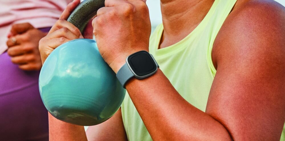 Smartwatch Google FITBIT Versa 4   ekran bateria czujniki zdrowie sport pasek ładowanie pojemność rozdzielczość łączność sterowanie krew puls rozmowy smartfon aplikacja 