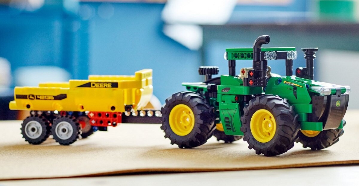 LEGO Technic Traktor John Deere 9620R 4WD 42136 Mnóstwo autentycznych funkcji Przyczepa z wywrotką do zabawy