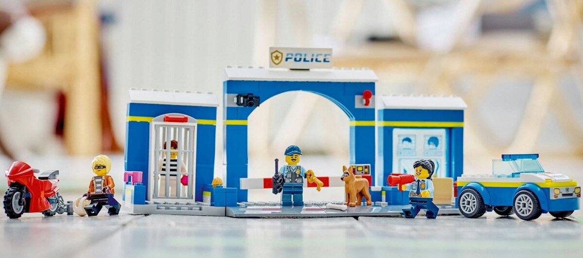 LEGO City Posterunek policji – pościg 60370 dziecko kreatywność zabawa nauka rozwój klocki figurki minifigurki jakość tradycja konstrukcja nauka wyobraźnia role jakość bezpieczeństwo wyobraźnia budowanie pasja hobby funkcje biuro więzenie złodziej ucieczka instrukcje radiowóz  motocykl